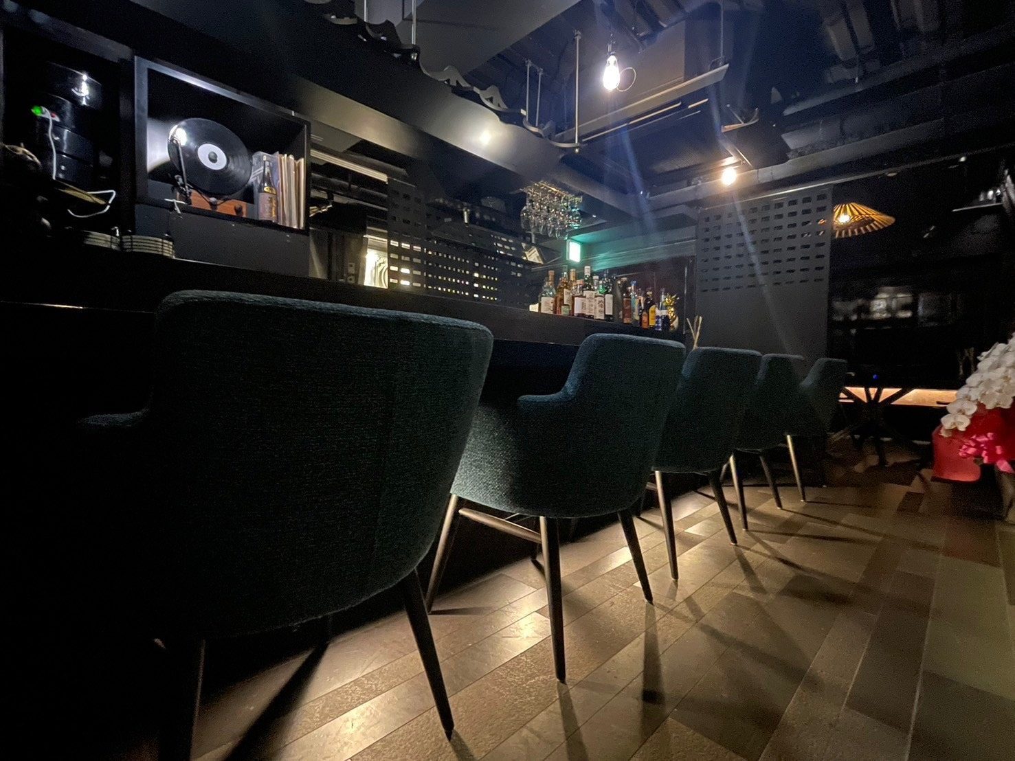 店内 — バーカウンター